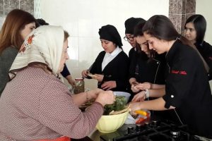 Girityalılar Bursa Mudanyalı &ouml;ğrencilere Girit yemeklerini &ouml;ğretti