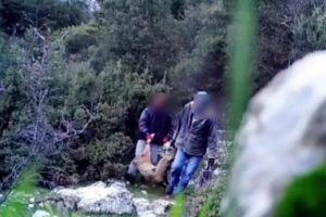 Yaban ke&ccedil;isini vuran ka&ccedil;ak avcılar fotokapana yakalandı
