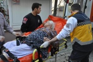 Diyalizde acı &ccedil;ektiğini d&uuml;ş&uuml;nd&uuml;ğ&uuml; annesini eve kilitledi