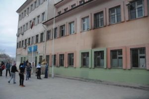 &Ccedil;ocukların okul bah&ccedil;esinde yaktığı kağıt molotof sanıldı