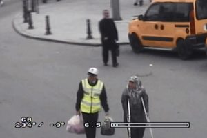 Yaşlı kadının yardımına polis koştu