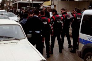 Adliye &ouml;n&uuml;nde kavga: 3 yaralı, 4 g&ouml;zaltı