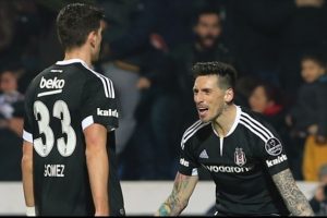 Jose Sosa performansıyla alkış alıyor