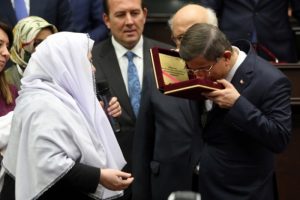 Başbakan'a tarihi Kur'an-ı Kerim hediye edildi