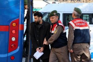 IŞİD'i &ouml;vmekten yargılanan 3 sanığa tahliye