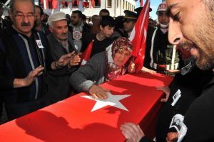 Kalp krizi ge&ccedil;iren anne şehit oğluna veda etti