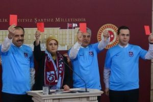Trabzonlu milletvekilleri Meclis'te TFF ve MHK'ya 'kırmızı kart' g&ouml;sterdi
