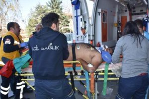 Kep&ccedil;e operat&ouml;r&uuml;, manevra yapan kamyonun altında kaldı