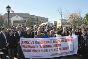 İmzacı akademisyenlere destek eylemi