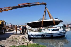 Didim'de sahipsiz ve isimsiz tekneler toplandı