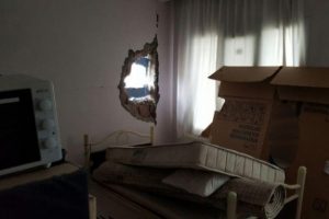Ter&ouml;ristlerin roketi eve isabet etti