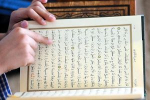 İsve&ccedil;'te Kur'an-ı Kerim okuyan yolcuya su&ccedil;lu muamelesi