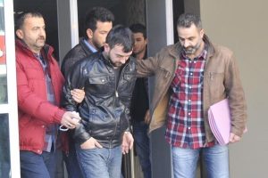 Kocaeli'de 1 ev ve 5 işyerini soyan hırsızlar yakalandı