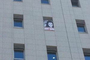 CHP'li Tanal TBMM'deki odasının camına 'Cansel' pankartı astı