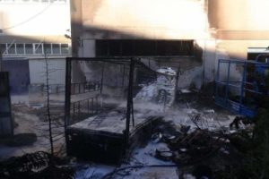 Freni boşalan kamyon fabrika duvarına &ccedil;arparak yandı