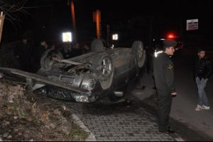 İstinat duvarına &ccedil;arpan cip takla attı: 3 yaralı