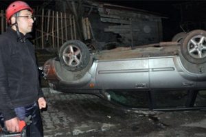 Kontrolden &ccedil;ıkan ara&ccedil; duvara &ccedil;arparak takla attı!