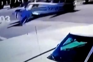 Arıza yapan u&ccedil;ak caddeye indi