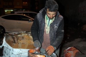 &Ccedil;&ouml;pten topladığı k&ouml;m&uuml;rlerle ge&ccedil;imini sağlıyor