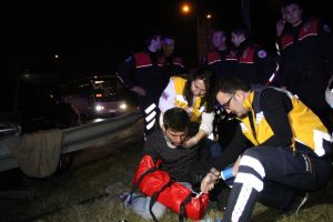 Bursa'da uyuşturucu y&uuml;kl&uuml; ara&ccedil; polisten ka&ccedil;arken kaza yaptı!