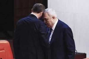 MHP'li ve HDP'li vekilin ilgin&ccedil; selamlaşması...