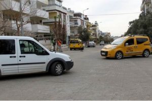 Taksi ka&ccedil;ırıp emniyeti ayağa kaldırdı