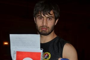 Madalyasını ter&ouml;rle m&uuml;cadele eden kahramanlara hediye etti