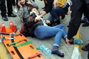 Yaya kaldırımında ayaklarının &uuml;zerinden otob&uuml;s ge&ccedil;ti