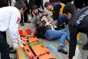 Otob&uuml;s ayaklarının &uuml;zerinden ge&ccedil;ti