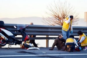 Bariyerlere &ccedil;arpan motosiklet s&uuml;r&uuml;c&uuml;s&uuml;n&uuml;n bacağı kırıldı