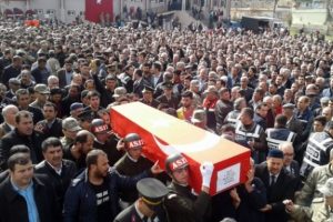 Şehit K&uuml;rt&ccedil;e ağıtlarla son yolculuğuna uğurlandı