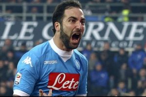 Devlerin Higuain savaşı kızıştı!