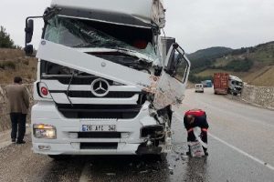 Pamukova'da iki TIR &ccedil;arpıştı: 1 yaralı