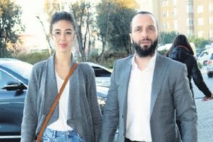 Berkay aşkının elini bırakmadı...