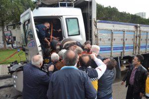 Bursa'da kaza yapan şof&ouml;r kamyonda sıkıştı