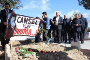 G&uuml;rsel Tekin'den cinsel istismara uğrayan Cansel'in mezarına ziyaret