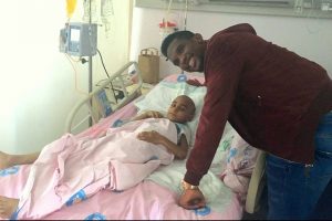 Samuel Eto'o l&ouml;semi hastası &ccedil;ocukları ziyaret etti