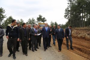 Bursa B&uuml;y&uuml;korhan'da k&ouml;y yolları asfaltla buluşuyor
