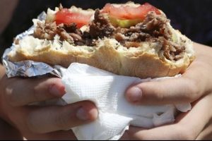 Soğanlı d&ouml;ner yedikten sonra geğiren kişiye 70 Euro ceza