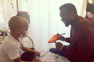 Eto'o l&ouml;semili &ccedil;ocuğa moral verdi