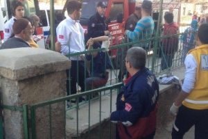 Demir korkuluk &ccedil;ocuğun koluna saplandı