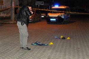 Sokak ortasında silahlı kavga: 1 &ouml;l&uuml;