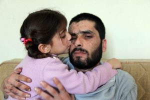 "G&ouml;zlerimi babama verin"