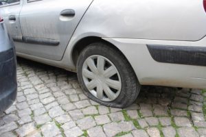 Adıyaman'da 50'ye yakın aracın lastiğini kesti