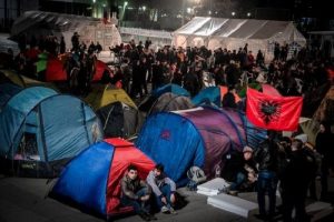 Kosova'da muhalifler Cumhurbaşkanlığı oylaması &ouml;ncesi g&ouml;sterilerini s&uuml;rd&uuml;r&uuml;yor