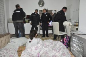 11 yaşındaki kızı kapıyı a&ccedil;mayınca, sobadan zehirlendiğini sandılar