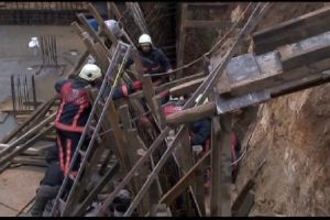 Toprak altında kalan iş&ccedil;i yaklaşık 1 saat sonra kurtarıldı