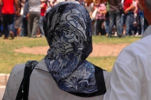 İstanbul polisi, tesett&uuml;rl&uuml; erkek şahsın peşinde!