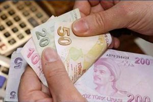 Kıdemli memurlardan 'fazla &uuml;cret' protestosu