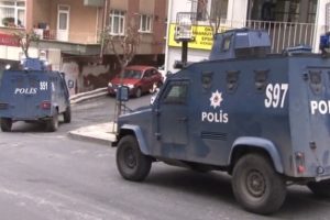 İstanbul'da g&uuml;peg&uuml;nd&uuml;z &ccedil;ifte soygun